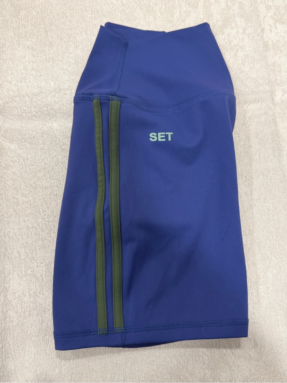 Set Active Green Sports Bra and Blue Active Shorts Set - Picture 4 of 10